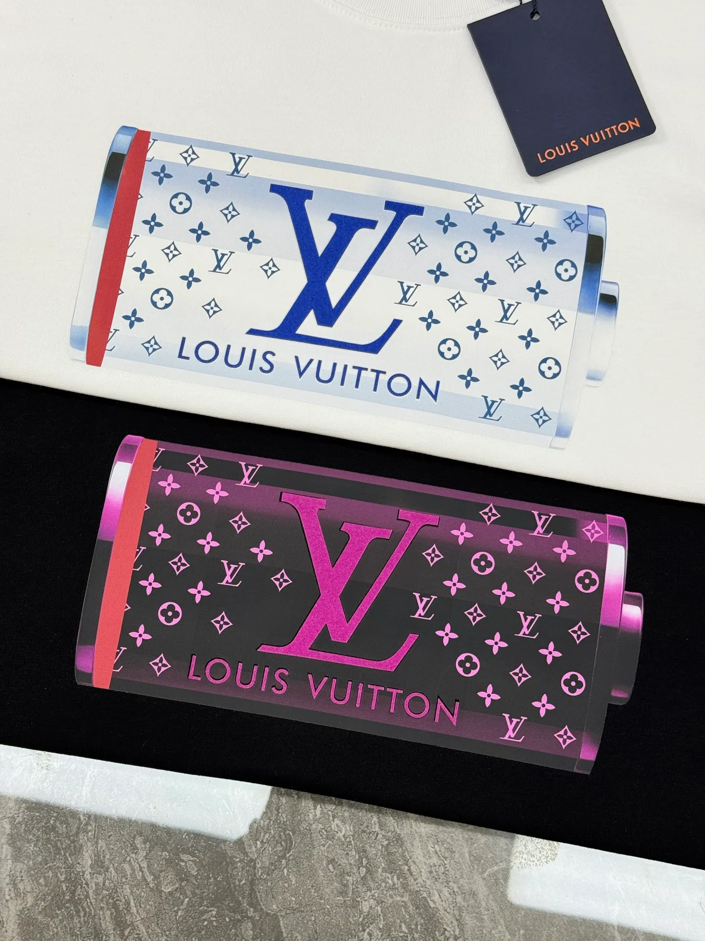 🅿️190 LV 25s new trendy brand T-shirt. Same style for men and women ~ bright 🔋 shape. Fashion trend. Made of new 250g pure cotton fabric. The upper body is also very comfortable. Classic LV letter heat transfer design on the chest. Textured pattern with hot diamond layered embellishment design. Three-dimensional undulations, visual and hand feel are all given to you! All three standards. Color: black. White. Size: s-xxl